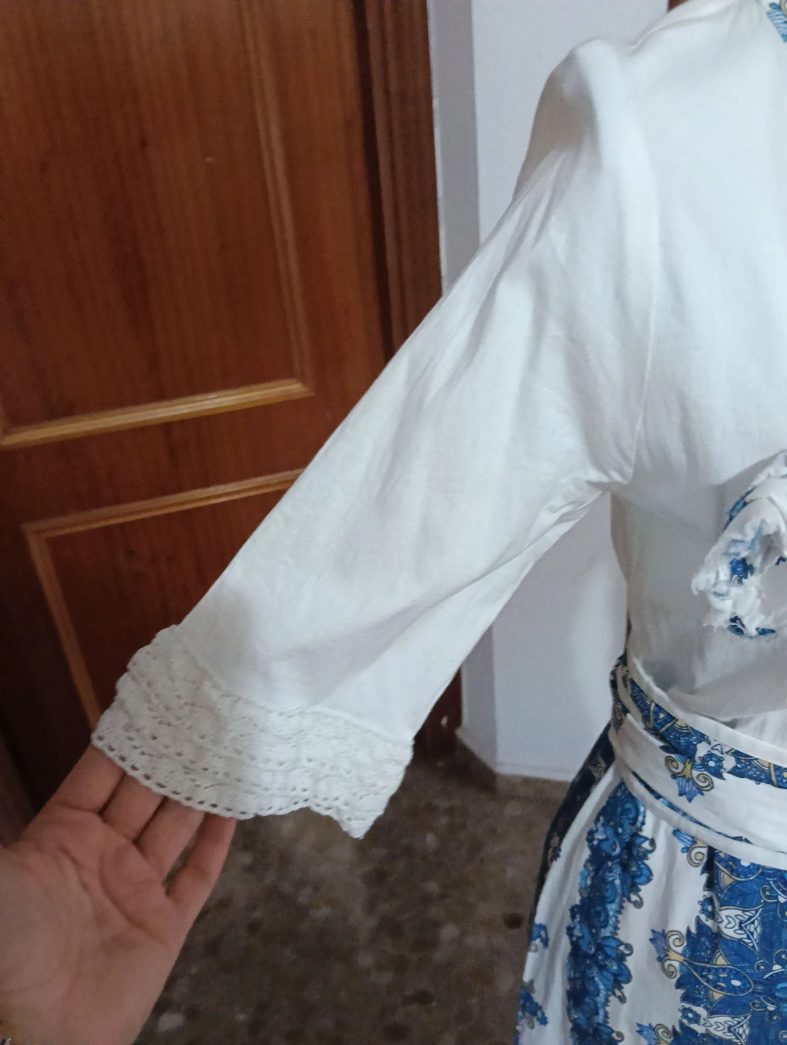 Witte blousejurk met kant, bedrukte rok en bijpassende riem – photo 7